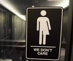 Juez bloquea nuevas reglas para uso de baños escolares por estudiantes transgénero.