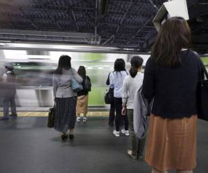 Varias pasajeras esperan el tren en una estación y son usuarias de la app Digi Police.(Foto: AP)