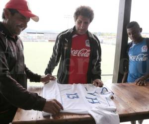 Membreño mira la camisa de Costly le dio a Vargas. Foto: Juan Salgado.