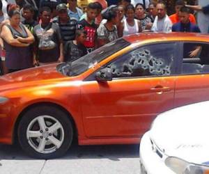 La víctima- aún no identificada- quedó en el interior de un vehículo tipo turismo color naranja.