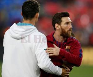 Ronaldo y Messi se abrazan ante del clásico entre Real Madrid y Barcelona. Foto: El Heraldo.