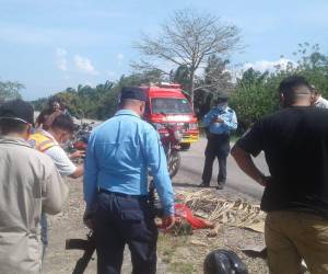Las autoridades llegaron hasta la zona del crimen para el levantamiento de los cuerpos.
