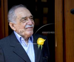 En esta foto del 6 de marzo del 2014, el escritor colombiano laureado con el Nobel de Literatura Gabriel García Márquez sale de su casa para saludar a admiradores que han venido a saludarlo en el día de su 87mo cumpleaños, en la Ciudad de México.