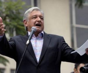 El mandatario entró a una tienda de autoservicio y como cualquier otro ciudadano fue a la máquina expendedora y se sirvió su taza de café. (Foto: AFP)