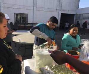 Joel Cáceres (cent) con otros solicitantes de asilo en el albergue para migrantes en Mexicali, México. Cáceres, de Honduras, está tratando de conseguir asilo en San Diego con su esposa y dos hijos. Foto: AP.