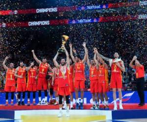 Los españoles celebrando una copa por segunda vez en su historia. (AFP)