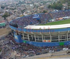 Una imagen del estadio Nacional en el momento en que los ciudadanos capitalinos vivieron un momento histérico al querer salir de la zona tras el lanzamiento de una bomba lacrimógena.