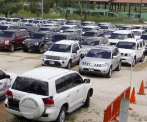 En Honduras es frecuente la queja de que empleados públicos utilizan los carros y combustible del Estado para hacer diligencias personales. En 2014 se hizo una subaste de vehículos de lujo. Foto: Archivo EL HERALDO.