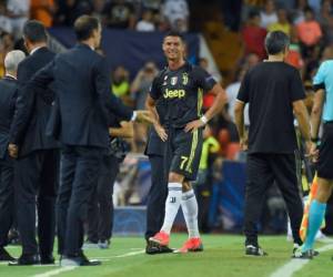 Cristiano Ronaldo al momento de salir del estadio de Mestalla tras ser expulsado en el Valencia vs Juventus. (AFP)