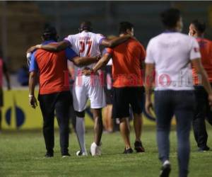 Bengtson resultó lesionado en la polémica acción en la que Luis 'Buba' López, portero del Real España, le cometió falta en el área con una imprudente entrada. Foto: Emilio Flores | EL HERALDO