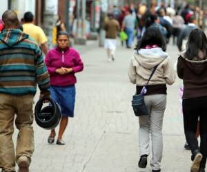 Aunque en ocasiones no te guste, procura utilizar ropa gruesa como chumpas, bufandas, guantes y gorros.