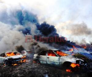 Una escena caótica se vivió el pasado lunes cuando el fuego que inició en un predio de la Dirección Policial de Investigaciones se extendió hacia el área de parqueos y calcinó más de 300 vehículos. (Foto: El Heraldo Honduras)
