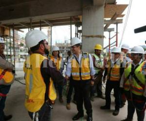 El Centro Cívico Gubernamental será el edificio público más grande de Centroamérica, según lo dijo ayer el presidente Juan Orlando Hernández, que visitó la zona en construcción de la que dijo sentirse contento y admirado por el avance de los trabajos.