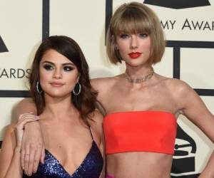 Taylor y Selena han demostrado que son unas amigas inseparables por lo que sorprende que la rubia no la visite. Foto: AFP