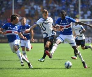 El centrocampista italiano de ter Milán Nicolo Barella (C) lucha por el balón con el defensor italiano de la Sampdoria Tommaso Augello (L) y el defensor de la Sampdoria Gambia Omar Colley (R) durante el partido de fútbol de la Serie A italiana entre la Sampdoria y el Inter de Milán en el estadio Luigi Ferraris de Génova el 12 de septiembre de 2021. Foto: AFP