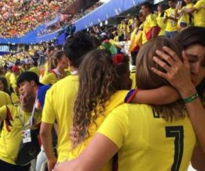 La hija de James llorando en derrota de Colombia y su madre la consuela (FOTO:TIEMPO DE COLOMBIA)