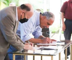Asfura firmando acuerdo en contra del aborto en Honduras.