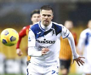 Josep Ilicic va por el balón durnte un partido de la Serie A entre Benevento y Atalanta en el estadio Vigorito, sábado 9 de enero de 2021. Atalanta ganó 4-1. Foto: AP.