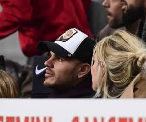 El delantero argentino del Inter de Milán, Mauro Icardi, y su esposa se encuentran en las tribunas durante el partido de fútbol de la Serie A italiana Inter vs Sampdoria. Foto AFP