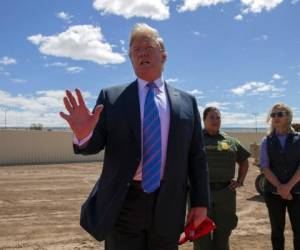 El presidente de Estados Unidos, Donald Trump, habla durante su visita a un nuevo tramo de muro en la frontera con México, en Calexico, California. (Foto: AP)