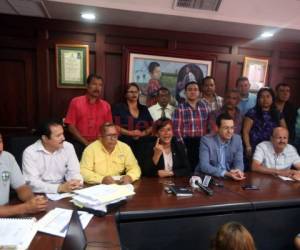 Martha Doblado, directora de Injupemp, en compañía de Carlos Madero, presidente de la Asamblea General, se reunieron con representantes de las centrales obreras para aclarar dudas. (Foto: Johny Magallanes)