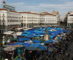 El desahucio de una señora de 87 años en Madrid ha provocado en los últimos días un clamor social en toda España que ha incluido multitudinarias protestas y una acampada en la Puerta del Sol madrileña, y que ha hecho que el Gobierno acuerde este martes medidas urgentes para enfrentar la crisis de vivienda en el país.