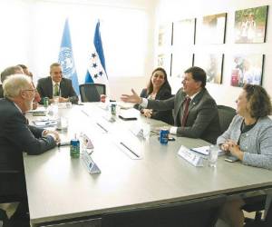 La comunidad internacional se reunió por aparte luego de las visitas hechas el jueves a los políticos. Foto EL HERALDO