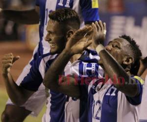 Alexander López y Romell Quioto celebrando el tercer gol de Honduras en el último partido de la hexagonal final de Concacaf para el Mundial de Rusia 2018. Foto: EL HERALDO.