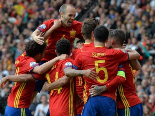 El viernes, sobre el césped del Esprit Arena de Dusseldorf, 'Don Andrés' volvió a tomar el mando de la selección en la primera parte, donde se vio el mejor juego de los españoles. Foto: Agencia AFP