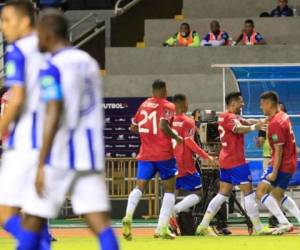Celebración del gol de Costa Rica en el juego ante Honduras.