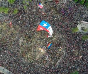 En esta vista aérea, miles de personas protestan en Santiago, una semana después de que comenzaron las protestas violentas.