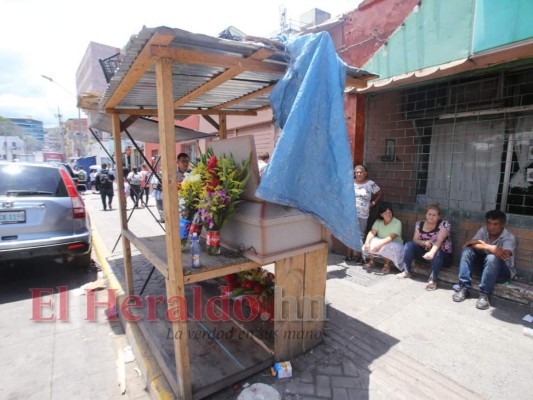 El féretro del hondureño fue velado sobre la tarima de un puesto en el barrio El Guanacaste de Tegucigalpa, capital de Honduras. Foto: David Romero/EL HERALDO.