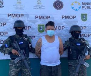 El hombre fue detenido por elementos de las Fuerzas Armadas de Honduras y la Policía Militar de Orden Público (PMOP).