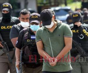 Los seis agentes capturados con 50 kilos de cocaína en Colón fueron trasladados a Tegucigalpa para ser presentados ante el juez. Foto: Alex Pérez/El Heraldo