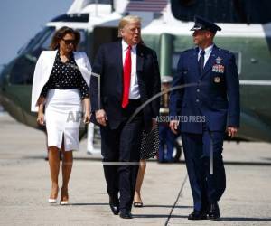 El presidente Donald Trump y la primera dama Melanie Trump abordan Air Force One para un viaje a Columbus, Ohio para visitar el Hospital Nacional de Niños y para hablar en la cena republicana del Partido Estatal de Ohio. Foto: AP.