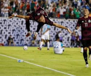 Orbelín Pineda, mediocampista de México, realiza un salto mortal frente a Rogelio Funes Mori, luego de anotar ante Guatemala, en un partido de la Copa de Oro. Foto: AP