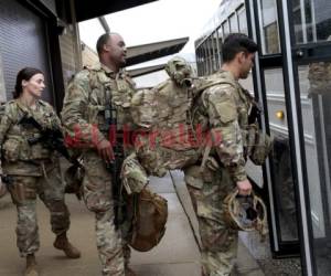 Soldados estadounidenses, con su equipo, suben a un autobús en Fort Bragg, Carolina del Norte, el sábado 4 de enero de 2010. Foto: Agencia AP.