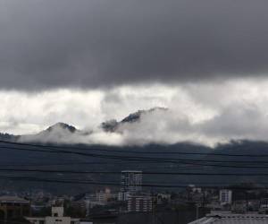 Una masa de aire frío mantiene cielos nublados y lluvias intermitentes en el norte y centro del país.