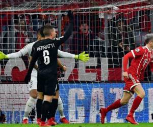Robert Lewandowski celebra después de anotar el primer gol ante el PSG. (AFP)