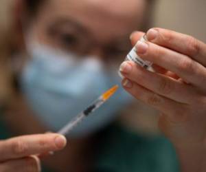 Según AstraZeneca, a mediados de marzo, la vacuna estaba aprobada en más de 70 países. Foto: AFP