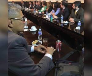 Esdras Amado López durante la reunión con los magistrados de la Corte Suprema de Justicia (CSJ), donde habría recibido el supuesto maltrato verbal, foto: Tomada del Facebook de Esdras Amado López.