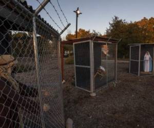 La Iglesia Metodista de Claremont denunció con este pesebre las condiciones a las que son sometidos los migrantes en Estados Unidos. Foto: Agencia AFP.