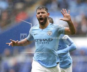 El delantero argentino Sergio Agüero del Manchester City tras anotar el primer gol de su equipo en la victoria 5-0 ante Cardiff City. (Foto: AP)