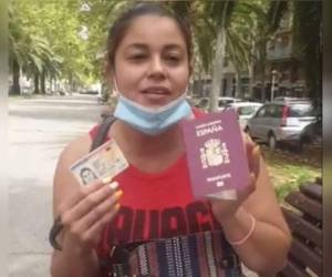 Karina Chinchilla muestra su nuevo pasaporte y cédula de España. Foto: Cortesía