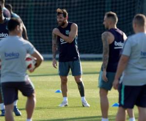 El encuentro se presenta como un escaparate para la ciudad marroquí, donde se sigue de cerca el fútbol español y por cuyas calles se puede ver a muchos paseantes con la camiseta azulgrana. (Foto: AFP)