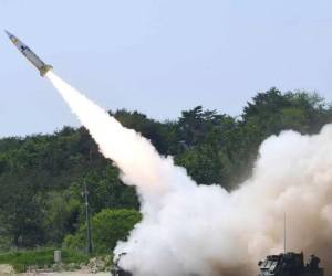 Corea del Norte lanzó tres misiles balísticos frente a su costa tras visita de Biden.
