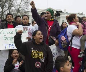 La campaña de deportaciones, por otro lado, crea situaciones incómodas a los aspirantes a la nominación presidencial demócrata Hillary Clinton y Bernie Sanders, quienes procuran el voto hispano.