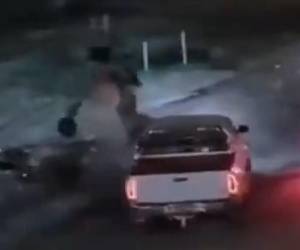 En el video se aprecia que el último automotor, el pick-up doble cabina, durante el rebase, queda completamente en el carril contrario.