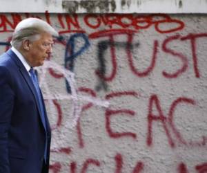 El presidente de Estados Unidos, Donald Trump, camina por el Parque Lafayette, desde la Casa Blanca, para ir a la iglesia de St. John, el 1 de junio de 2020, en Washington. (AP Foto/Patrick Semansky).