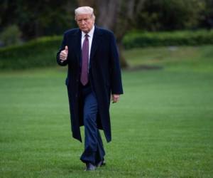 El presidente Donald Trump levanta el pulgar mientras camina desde Marine One después de llegar al jardín sur de la Casa Blanca en Washington. Foto: Agencia AFP.